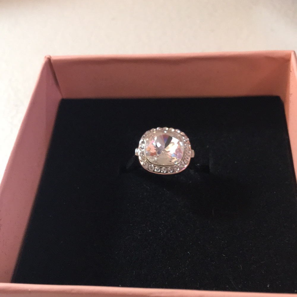 Stunning cushion cut clear ring - Picture 2 of 6